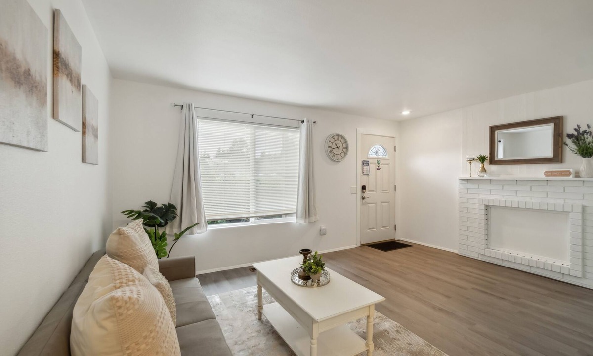 Lake Hills House | Central Bellevue Retreat 2 Bedroom Duplex