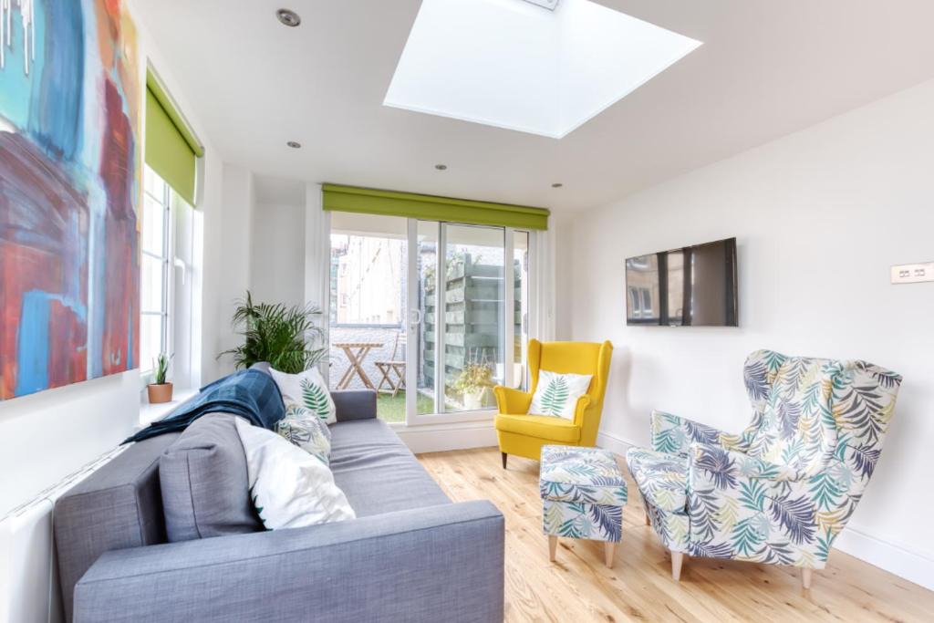 Dalry Apartment | Central Bright 3 Bed Flat with Parking