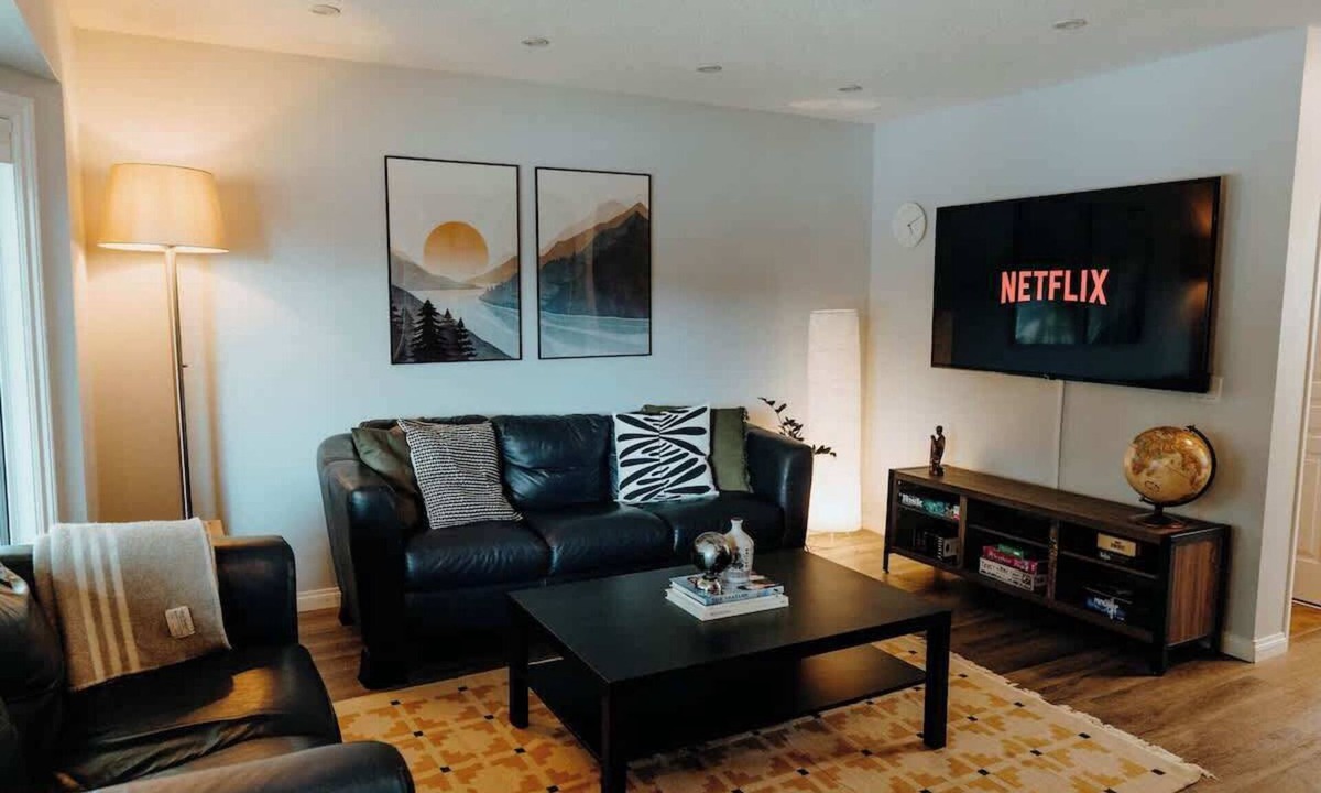 Glenbrook House | Central Calgary & Nearby Mountain Escape - 4 Beds
