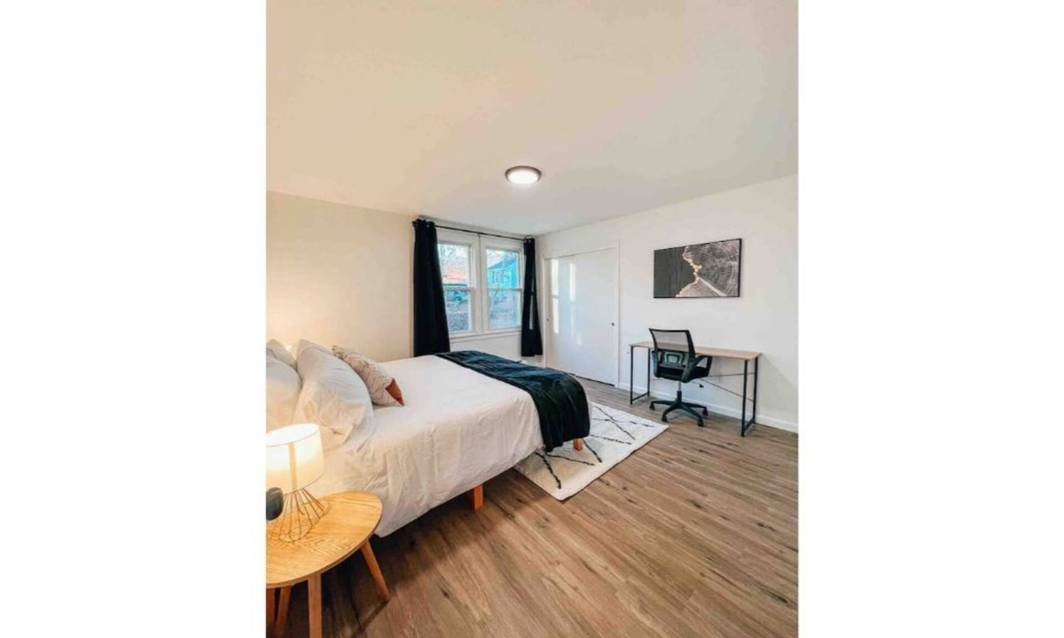 Wallingford Apartment | Central & Chic Apt Sleeps 7 (2 kings, 2 full beds) no cleaning fee