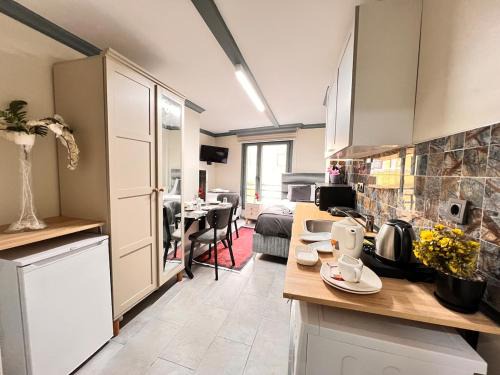 Kumkapi Apartment | Central Comfort Bright Studio