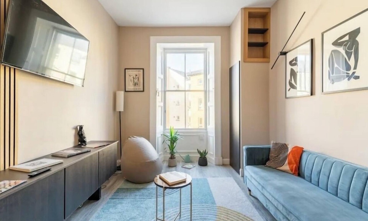 Tollcross Apartment | Central, cozy, clean apartment for couples