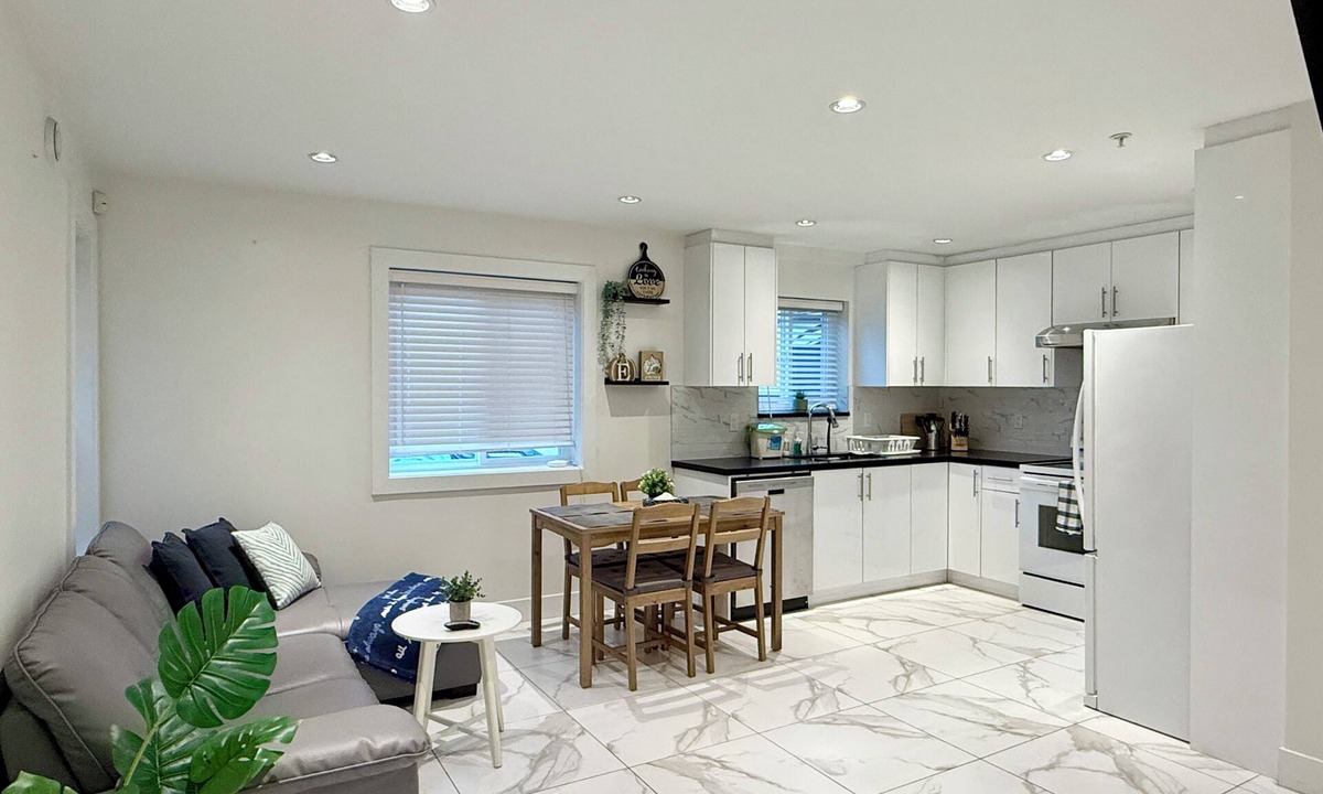 Killarney House | Central, Cozy Spacious 3 BR Private Suite EV Charging Near Transit