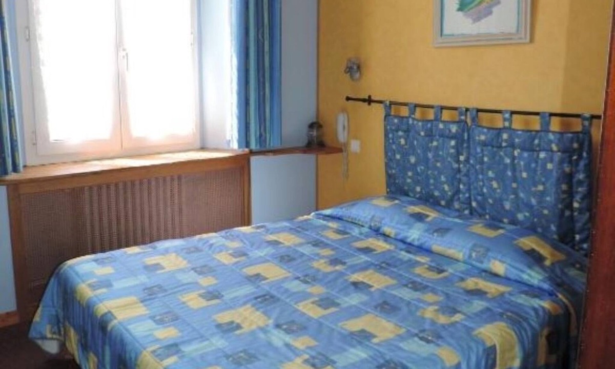 Digne-les-Bains Hotel | Central Double Bed Room | Secure Bicycle Shelter | 4.3mi to Golf Resort