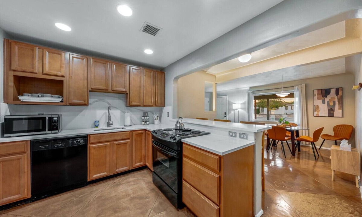 Campus Farm House | Central/Fire Pit/Fenced Backyard/4 BR 2 BA