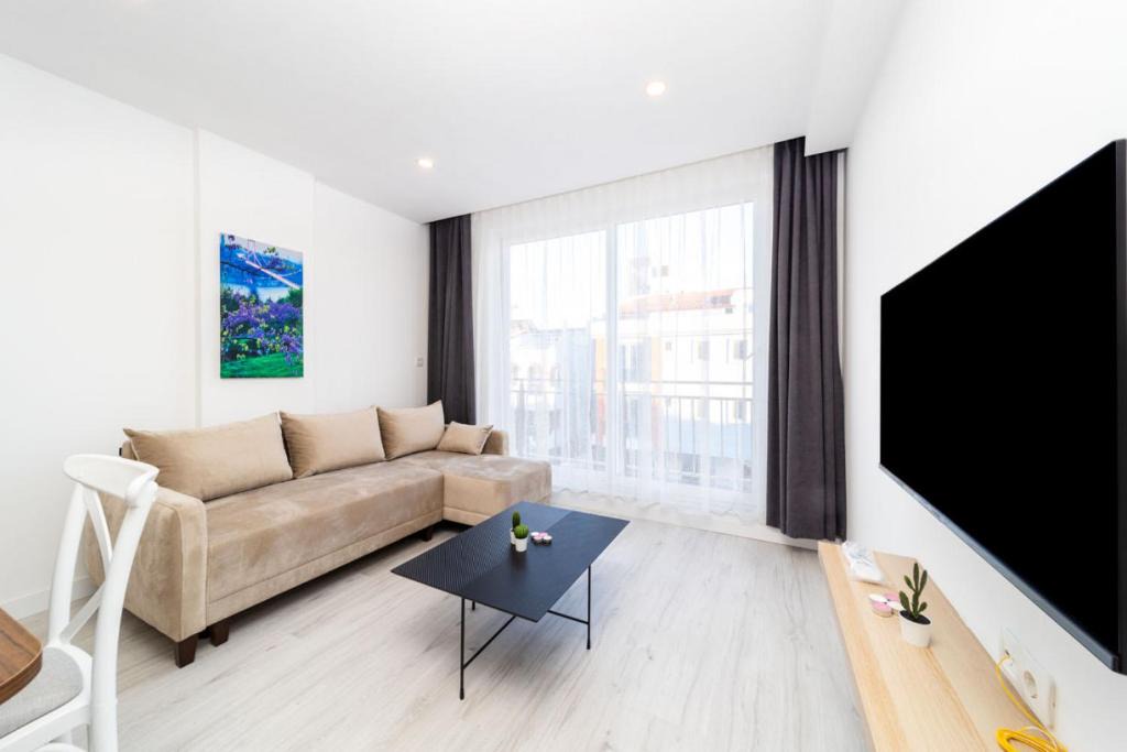 Eski Lara Apartment | Central Flat with Terrace in Muratpasa