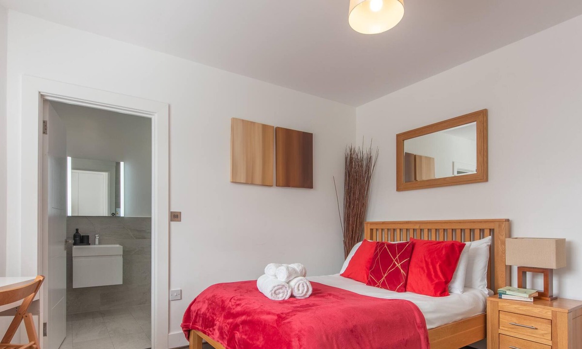 Reading Apartment | Central | Free Secure Parking | Relocating Families
