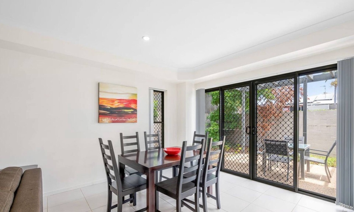 Gladstone House | ​Central Gem: 3BR & 2.5B Townhouse, Walk distance to Shops, Rail, Pool and Parks