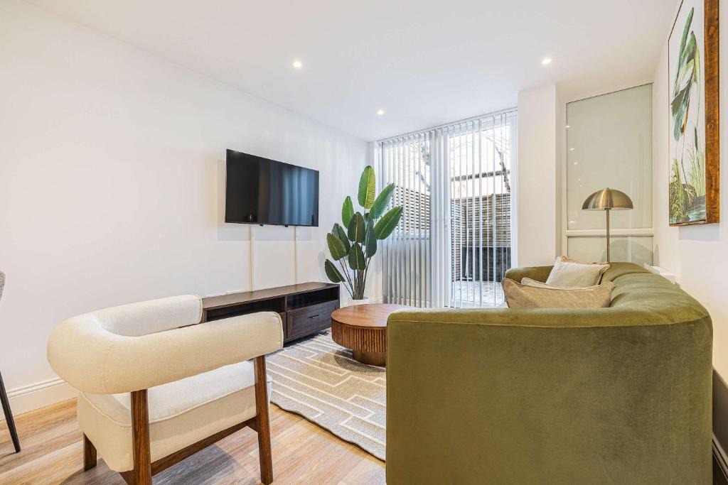 Gravesend Apartment | Central Gravesend 1BR - Wi-Fi & Kitchen - Sleeps 2