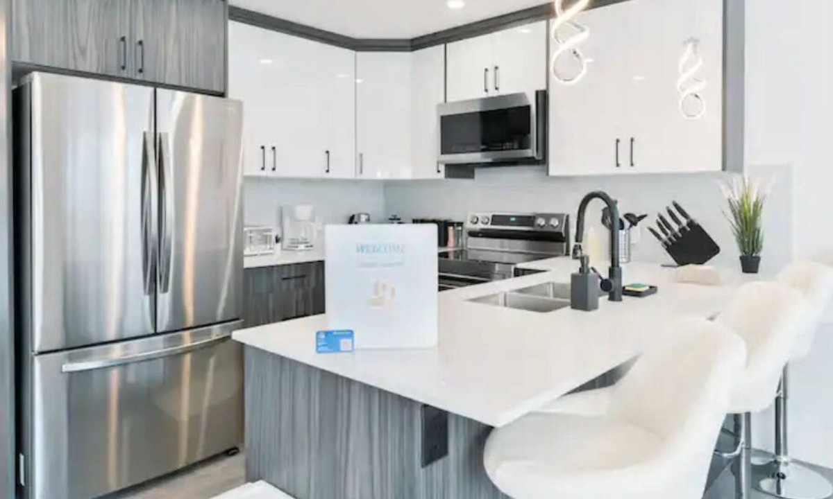 Shaganappi House | Central Home 2min>DT Core | KING Bed | Fresh Reno!