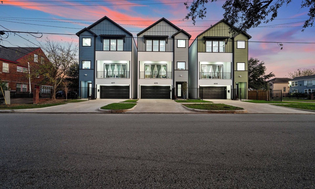 South Central Houston House | Central Houston 9BR Retreat – 2 Hot Tubs + Game Room – Sleeps 20+