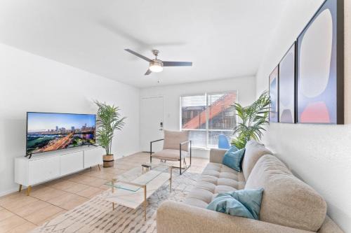 North University Apartment | Central Hyde Park suites close to UT, Moody Center, Downtown