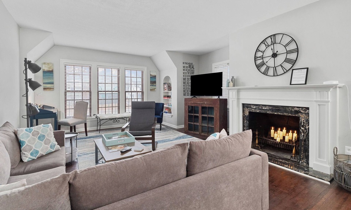 Fort Wayne Hotel | Central-Immaculate-Parking-Fenced Yard-Dining