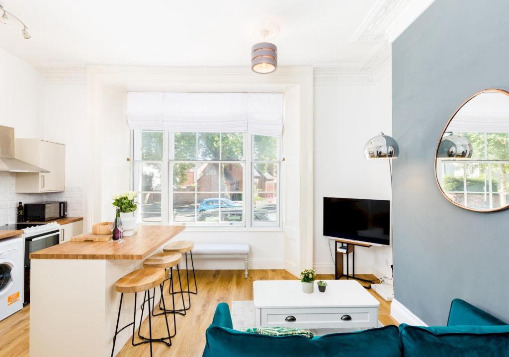Leamington Spa Apartment | Central Leamington Spa 2 Bed Flat with Parking - Pass the Keys