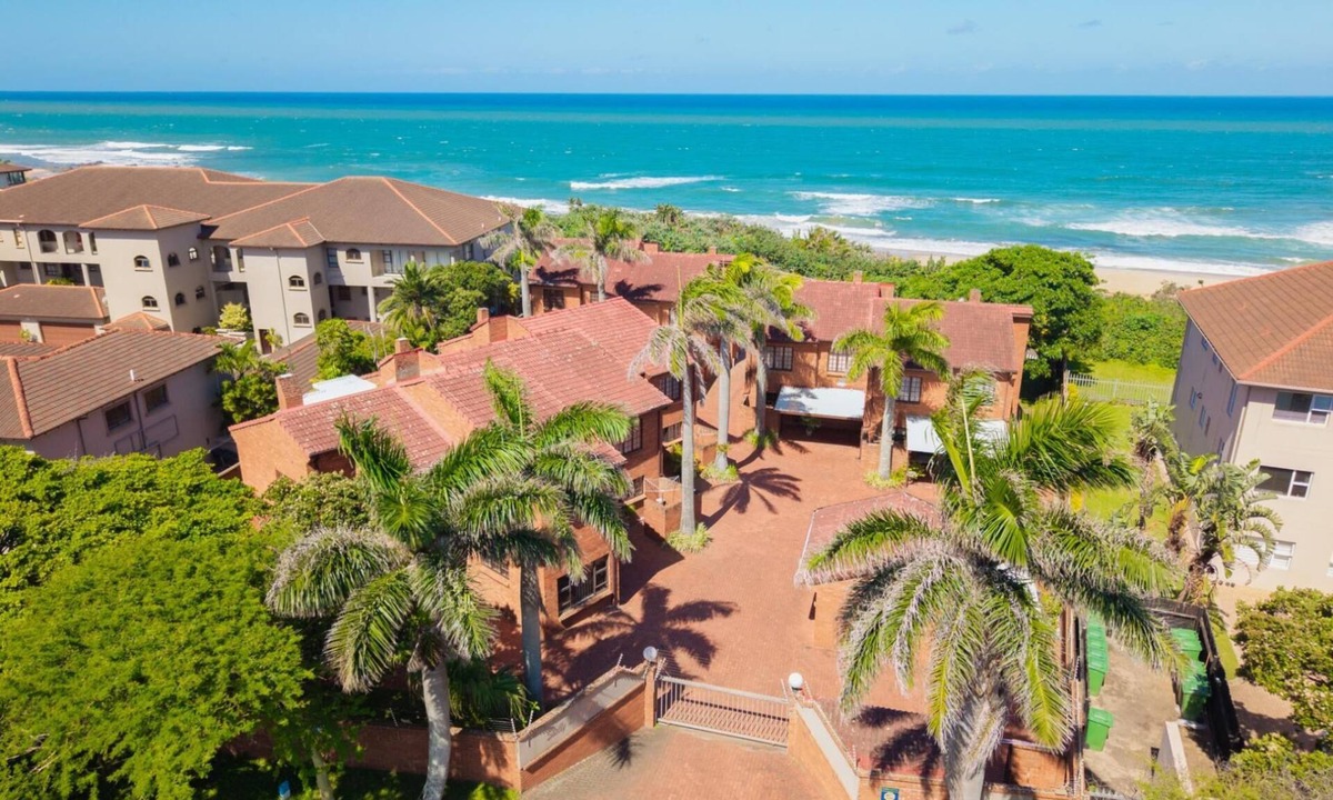 Margate Beach Apartment | Central Location |Beach Access | Patio