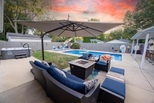 Normal House | Central location Hot Tub Heated Pool Digital Game Table