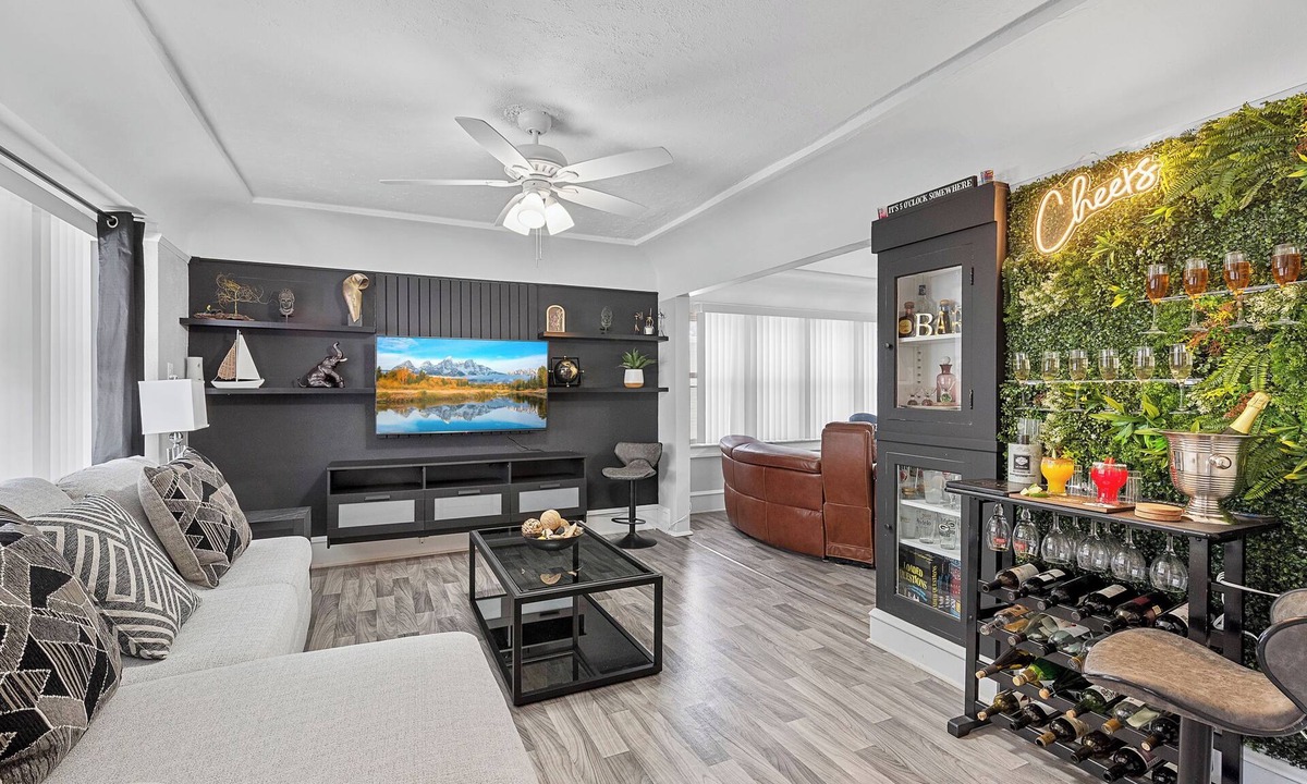 Burnham Park House | 》Central Location/kings beds/Free Parking/WI-FI