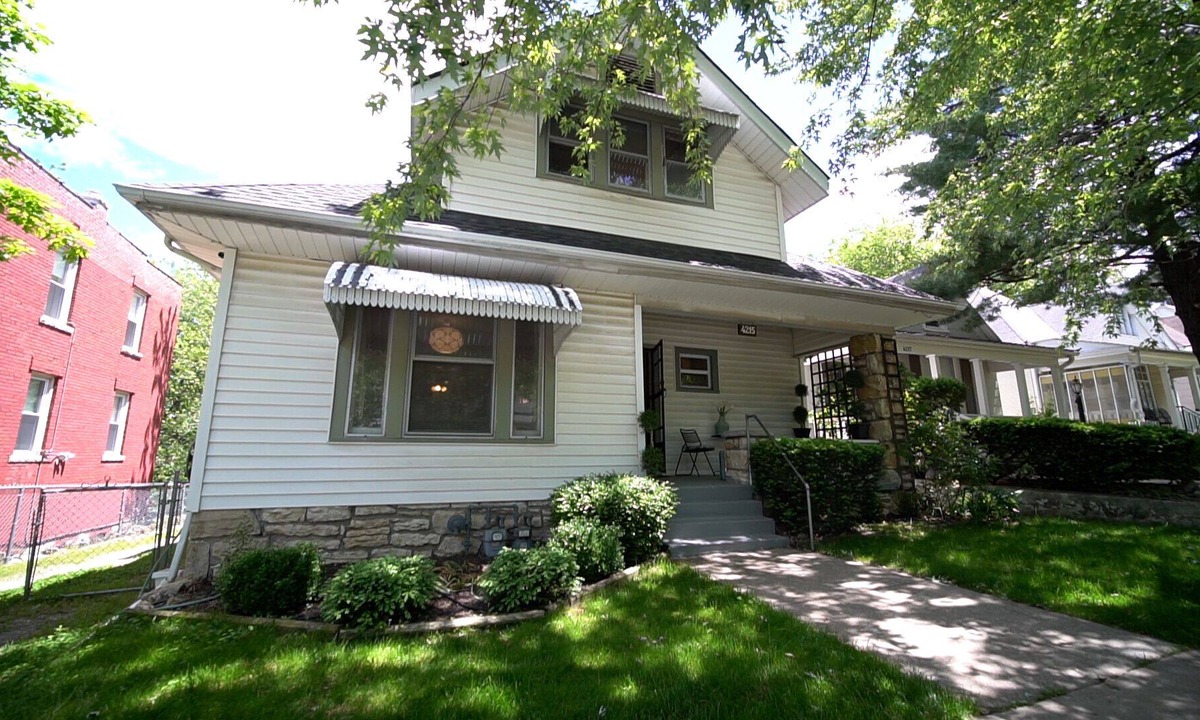 Southmoreland House | Central location Plaza Area 2 story Home Sleeps 8-10 3+ bedrooms 2 full baths