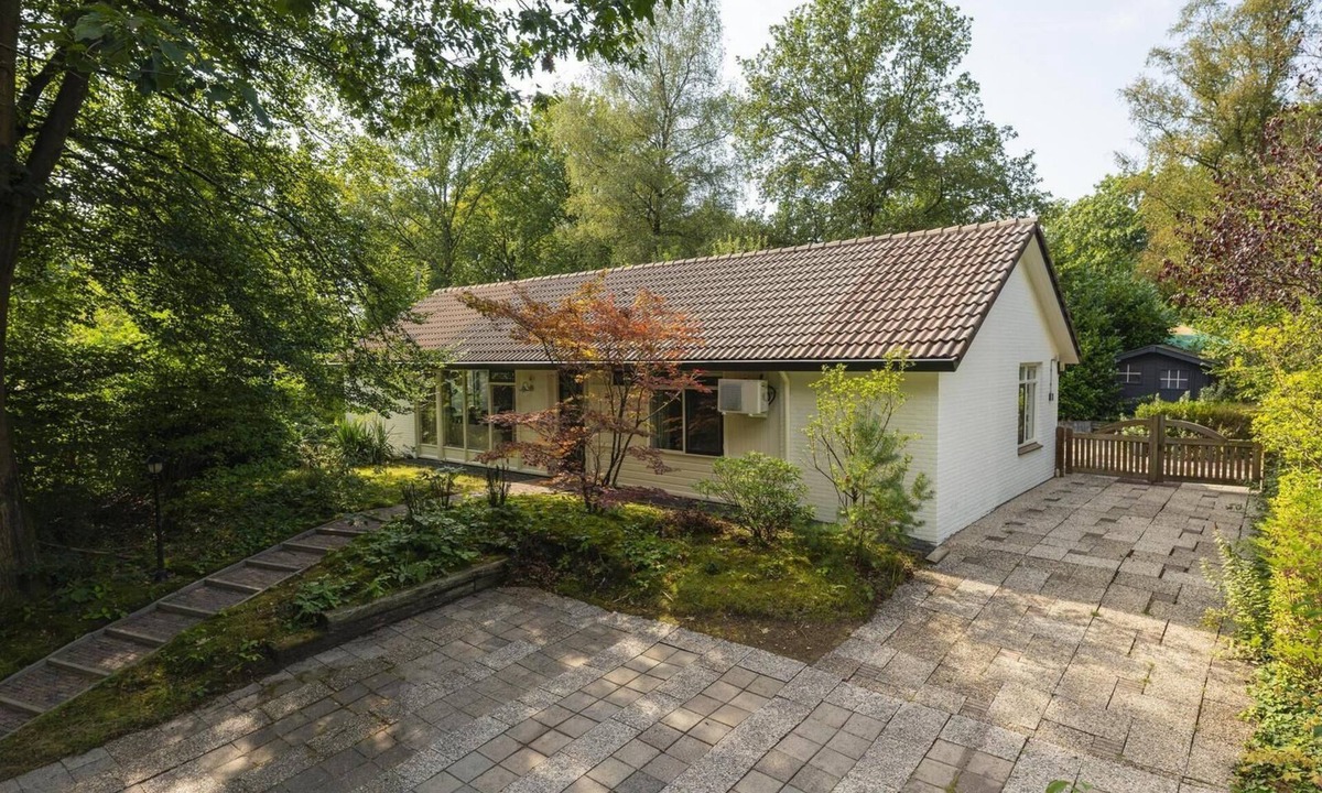 Lieren House | Central luxury group villa with hot tub, five bedrooms, large kitchen, and enclosed garden. Plenty of privacy and comfort inside and out.