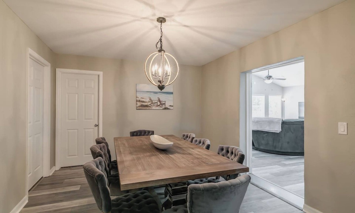 Melbourne House | Central Melb Accessible 5bd/3ba Pool-Sleeps 14!