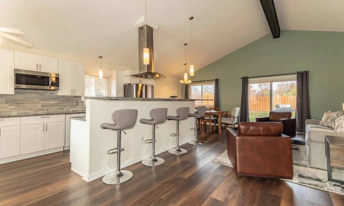 Mentor House | Central Mentor | 5 Beds | 2 Bath | Fenced Yard