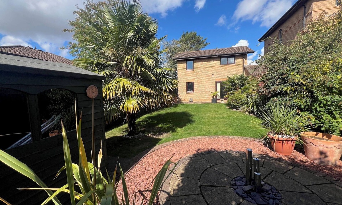 Milton Keynes House | Central MK 2BR Comfy Home, WiFi & Driveway – Corporate Ready | Webbhill Stays