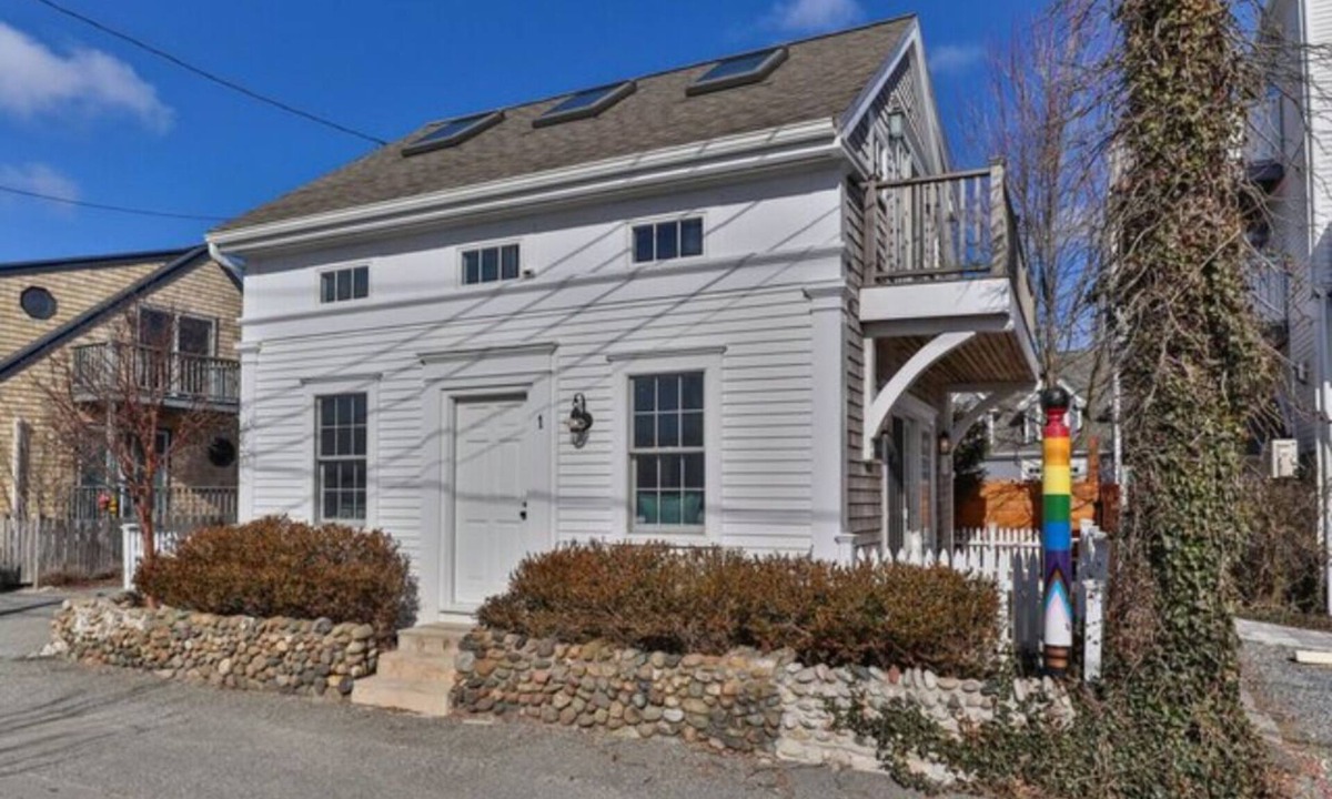 Commercial Street Cottage | Central, modern cottage with parking and water view