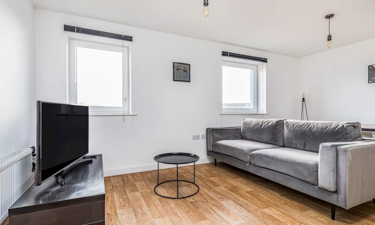 Chichester Apartment | Central Modern Flat with Parking - Pass the Keys