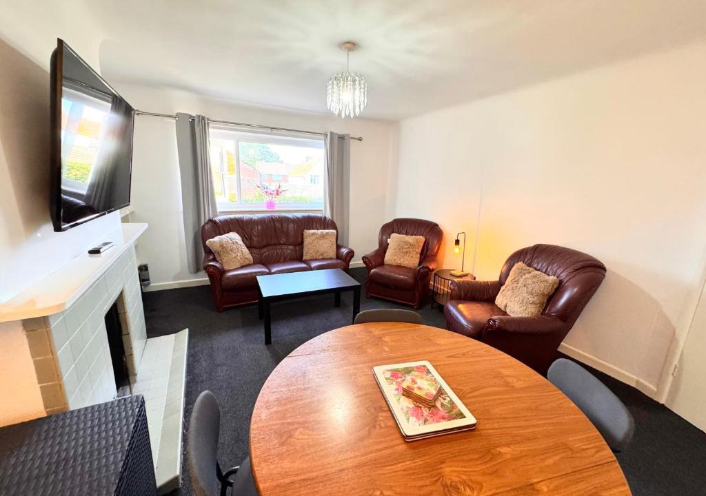Shirley Apartment | Central Modern Flat in Southampton, Sleeps 5, Free Off-Road Parking, Close to Hospital, Cruise terminal and Centre, Great for contractors, friends & families