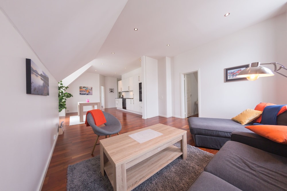 Alesund Apartment | Central modern penthouse apt w / parking incl.