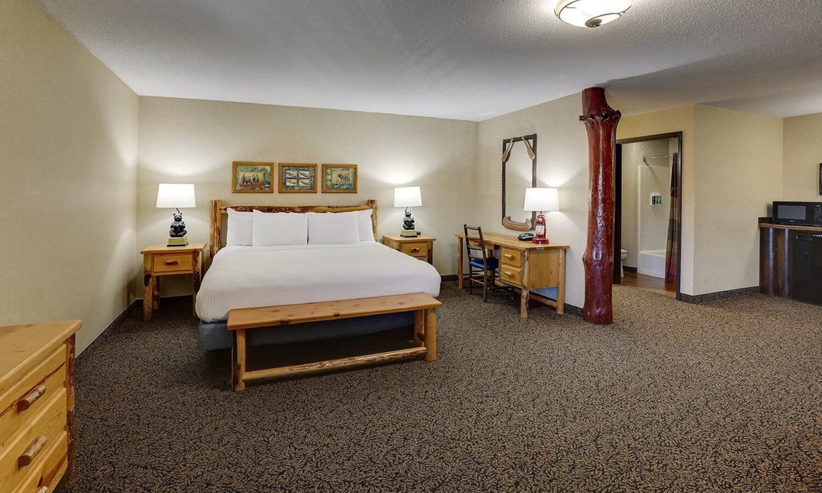 Moline Hotel | Central Moline Stay | 0.6 mi to Bass Street Landing | Dining & Nightlife