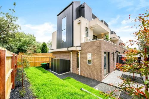 Mount Waverley House | Central Mount Waverley Townhouse with parking
