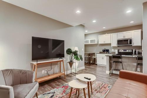 Stapleton House | Central Park - 28th Place Apt
