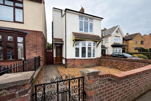 Peterborough House | Central Peterborough Home, Garden, Parking, 2 Bed