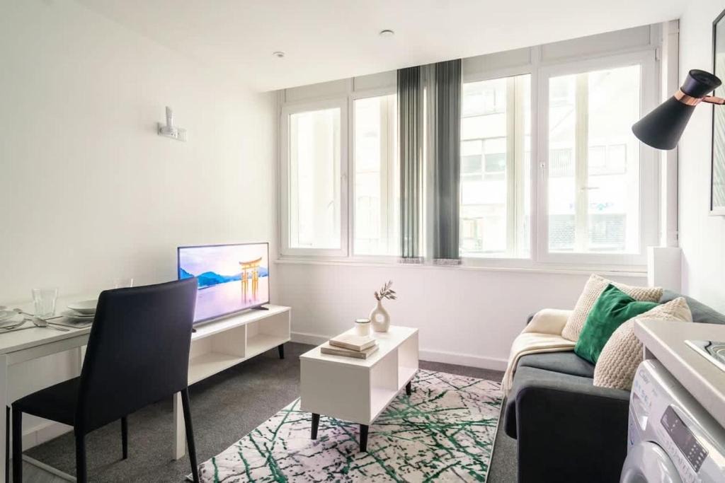 Preston Apartment | Central Preston Bright 1BED Apartment w WiFi