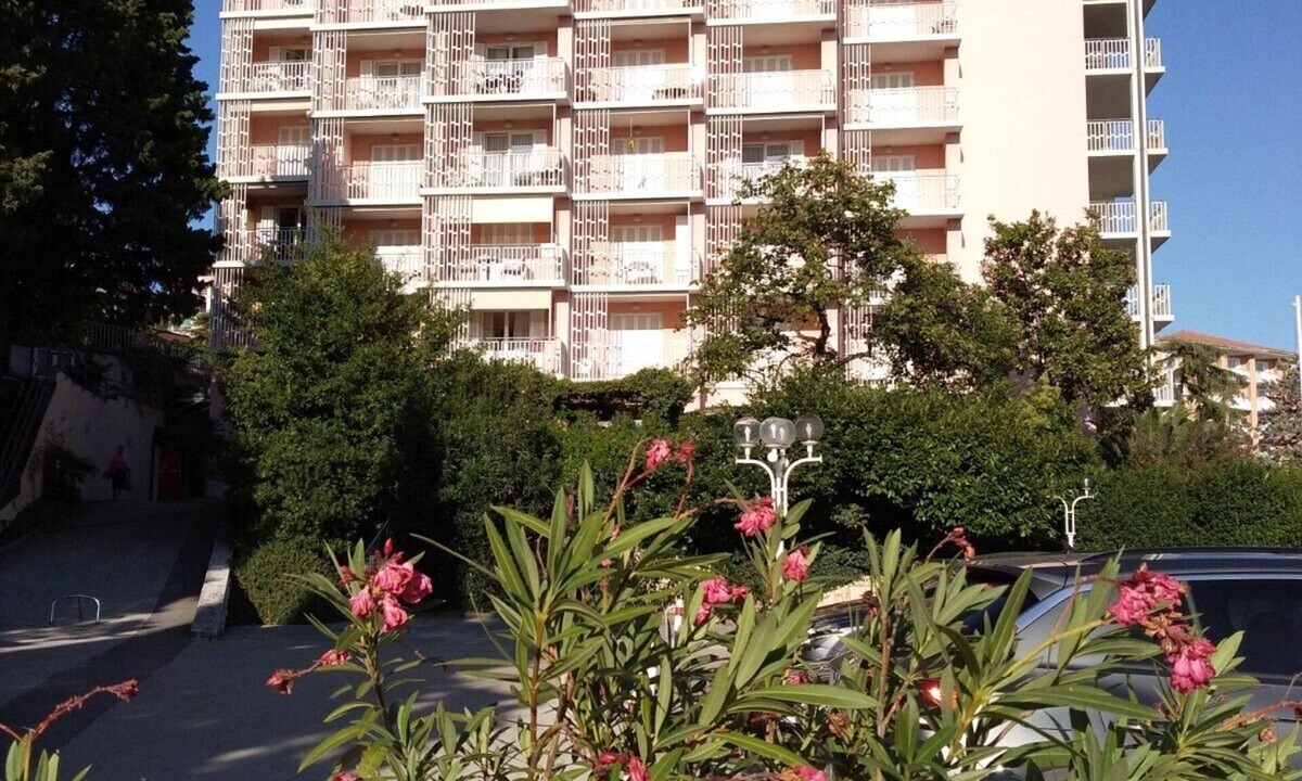 Portoroz Apartment | CENTRAL RESIDENCE - Prime location, 2 min walk to the Beach, Free Parking & WiFi