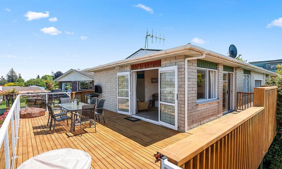 Nukuhau House | Central Riverside Retreat - Taupo Holiday Home