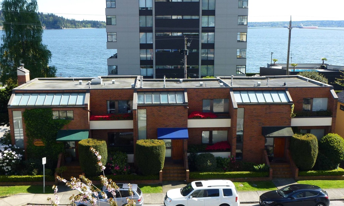 Hollyburn House | Central safe Location - Water views - walk to restaurants, seawall, beach