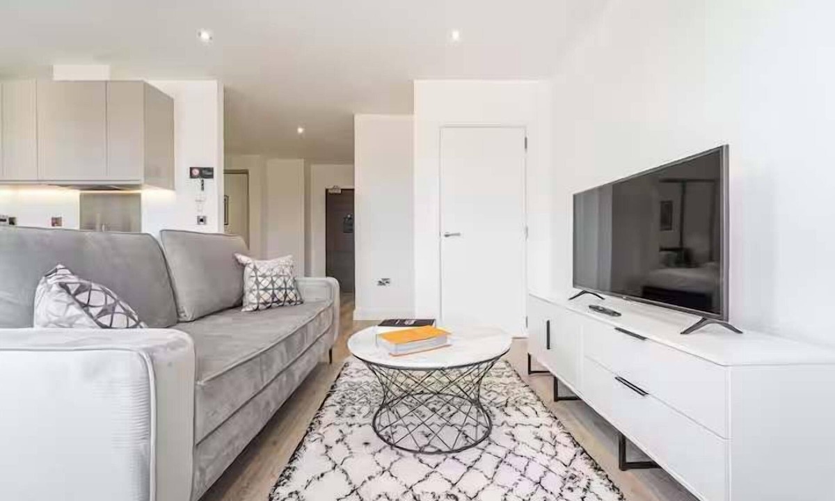 Barnt Green Apartment | Central Solihull 2-Bed | Parking WiFi NEC