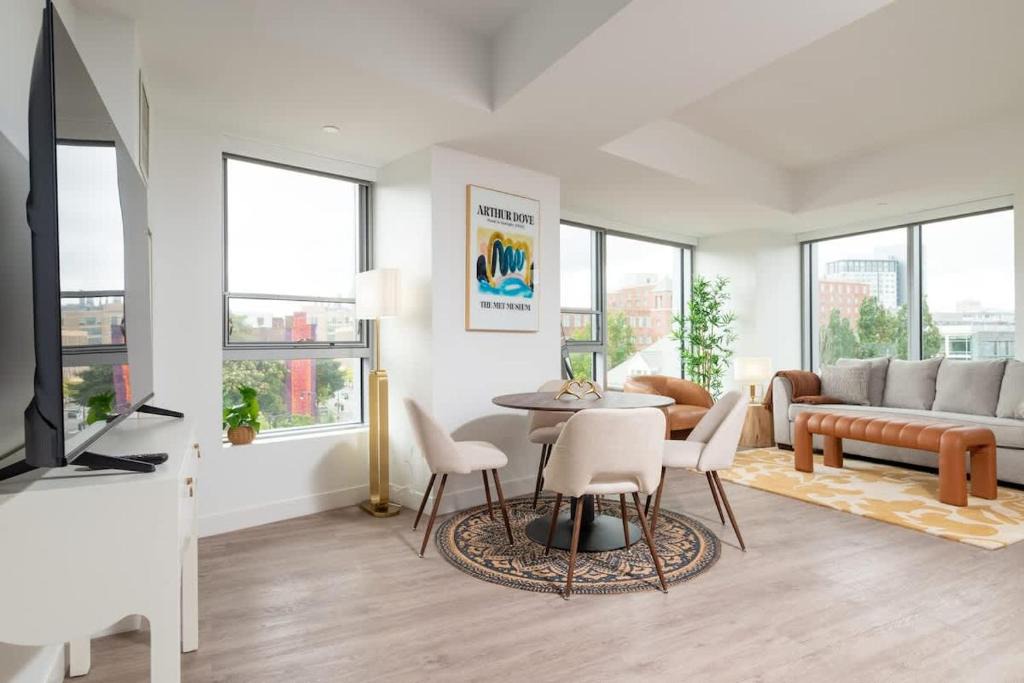 Central Square Apartment | Central Space to Balance Life Work Play 7 Sleeps