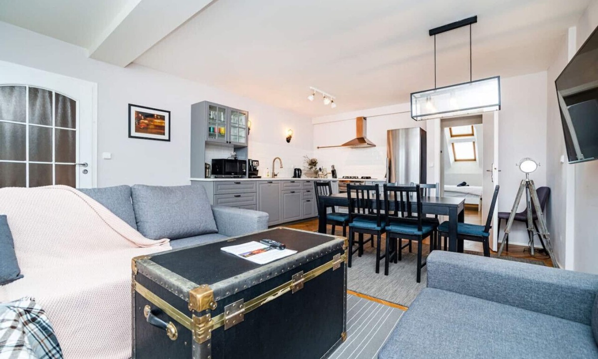 Zizkov Apartment | Central, Spacious, Modern 5 Bedrm duplex w/Balcony