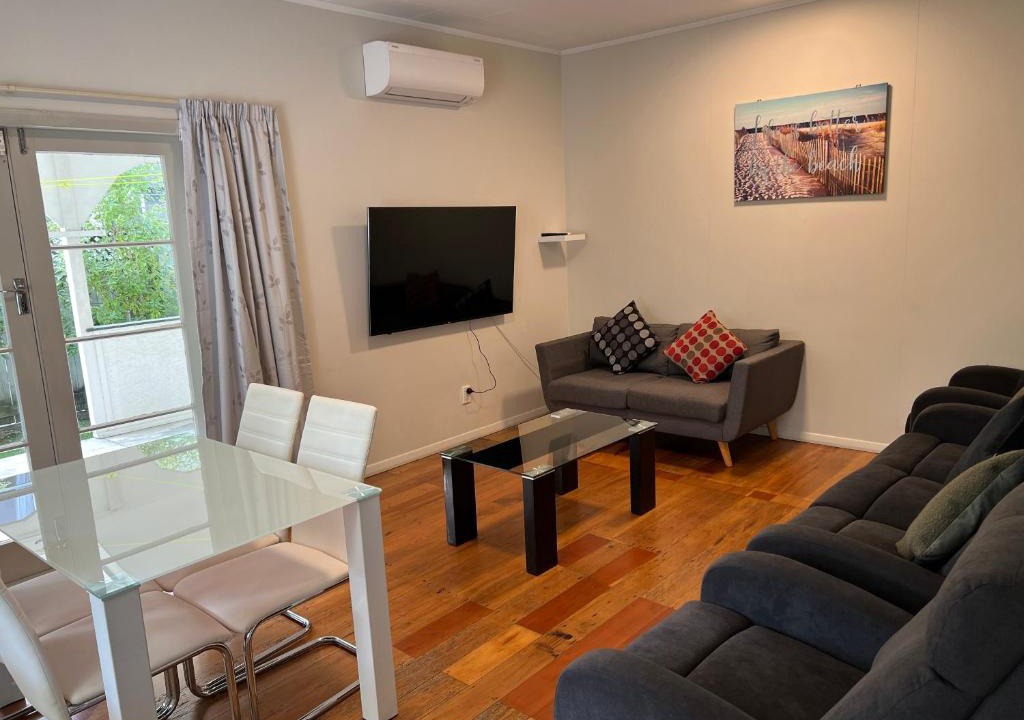 Palmerston North Apartment | Central Spacious House With Backyard And Patio