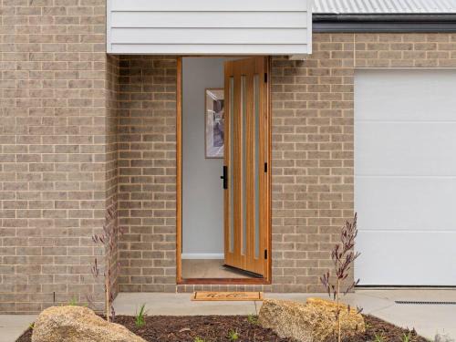 Beechworth Apartment | Central Studio in new townhouse