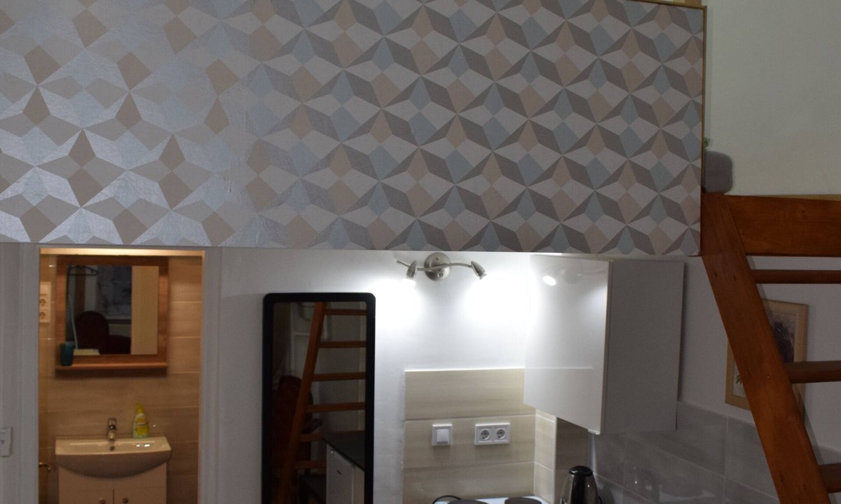 Inner City Budapest Apartment | Central Studio, steps to Great Market, Gellert Bath & Corvinus University