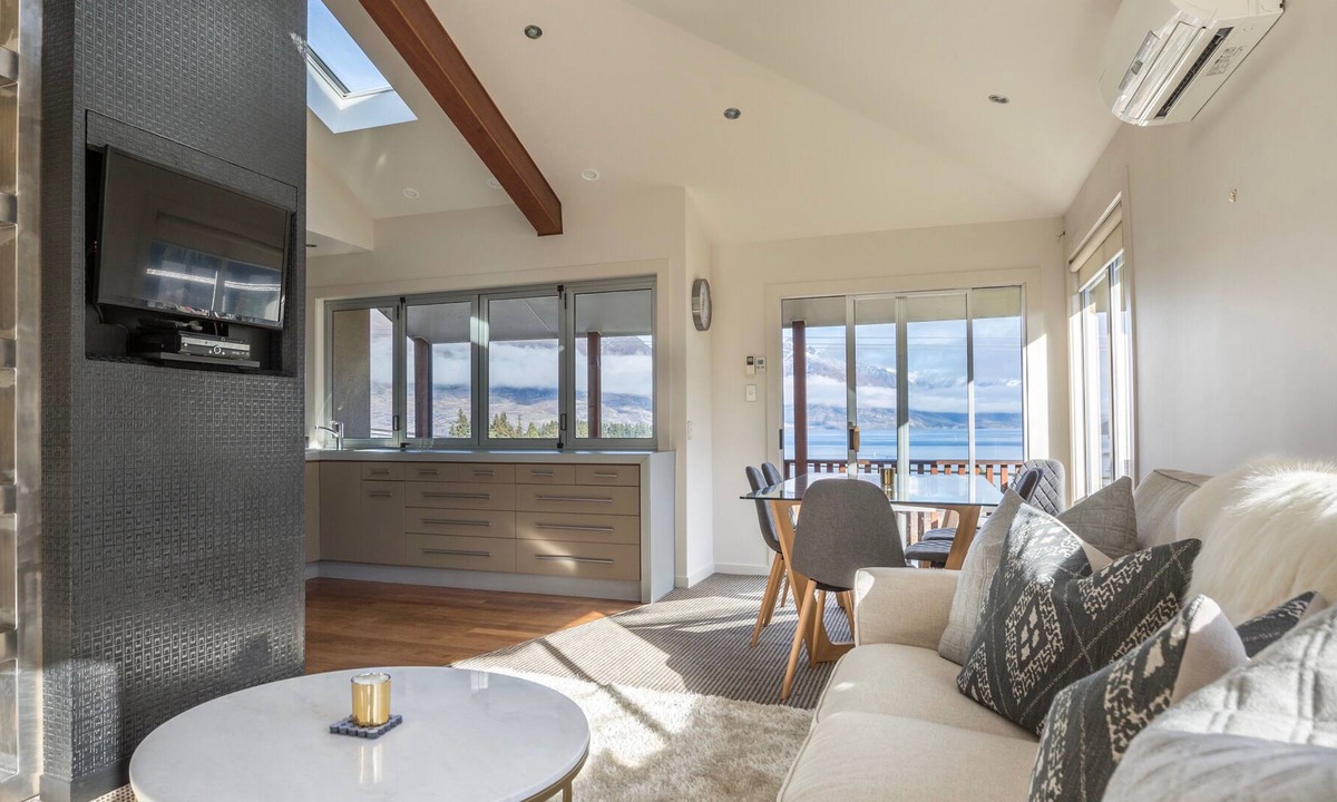 Queenstown City Centre Cottage | CENTRAL STYLE - QUEENSTOWN HOLIDAY HOME, with a garden in Queenstown