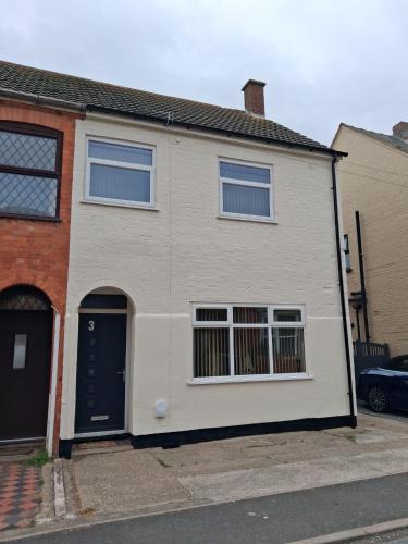 Sutton-on-Sea House | Central Sutton on Sea 4-Bed House Sleeps 8