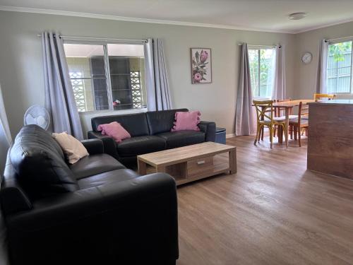 Atherton House | Central, Tidy and Private 3 Bedroom