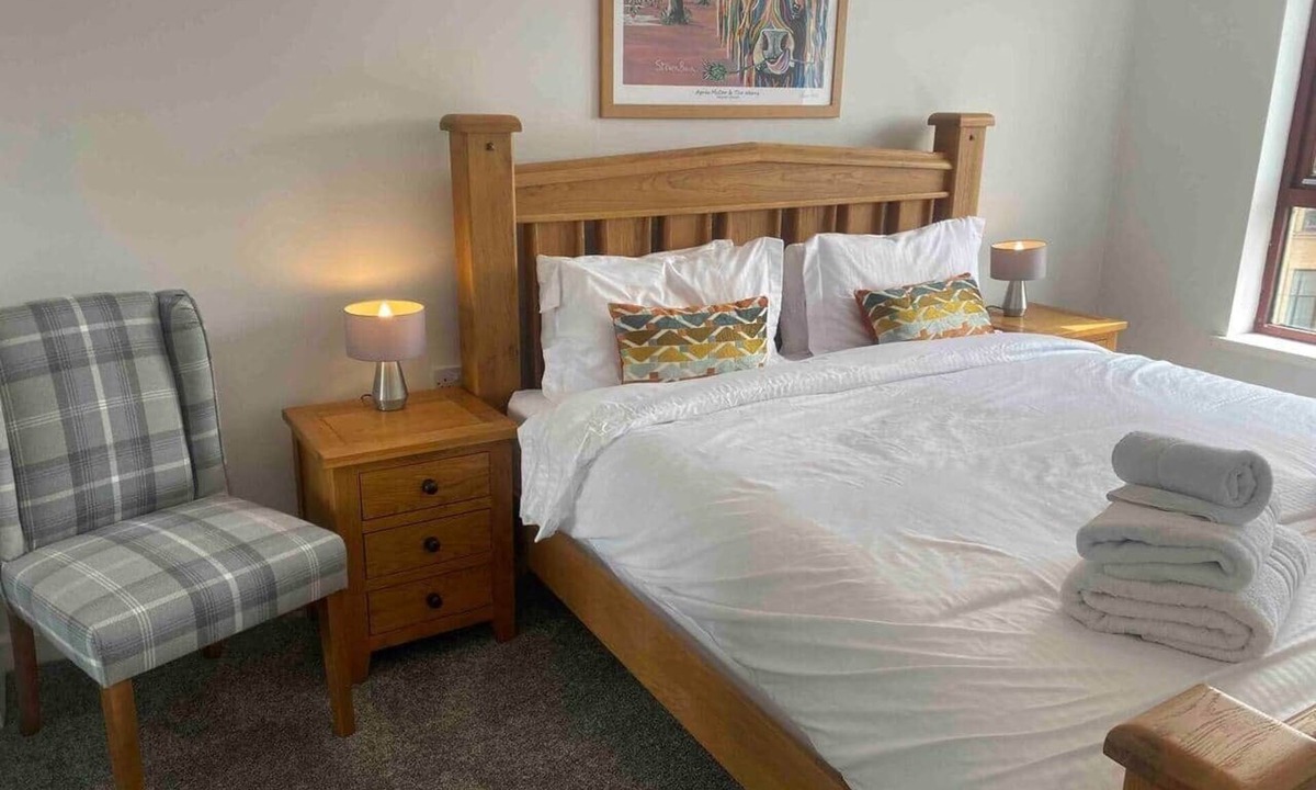 Kelvinbridge Apartment | Central/West End 1 Bed Apartment - Private carpark