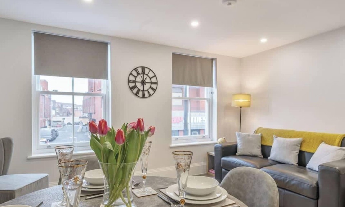 Windsor City Centre Apartment | Central Windsor 1BR | Steps from Attractions