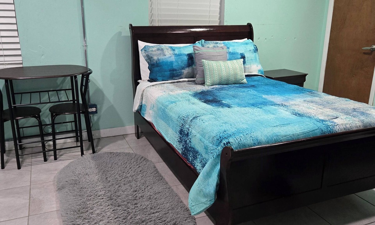 George Town Apartment | Centrally located 1 bedroom efficiency
